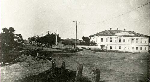 Начало ул. Дворянской. Здание справа - теперь медучилище.