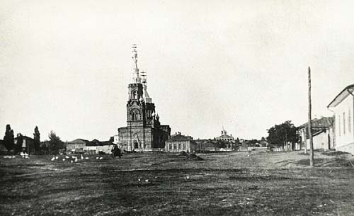 Базарная площадь. На Николаевской церкви ставят кресты.<br>Виден и собор. 1911 г.