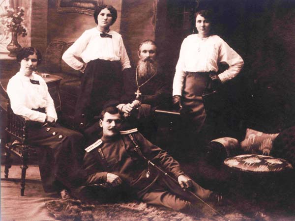 Священник И.Амелин с детьми. 1916 г.