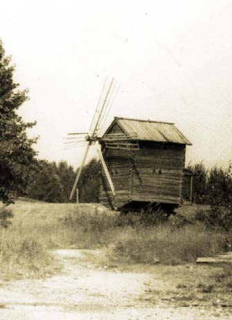 Даже в начале 50-х годов ветряные<br> мельницы не были редкостью. <br>(Фото С.Лагутича).