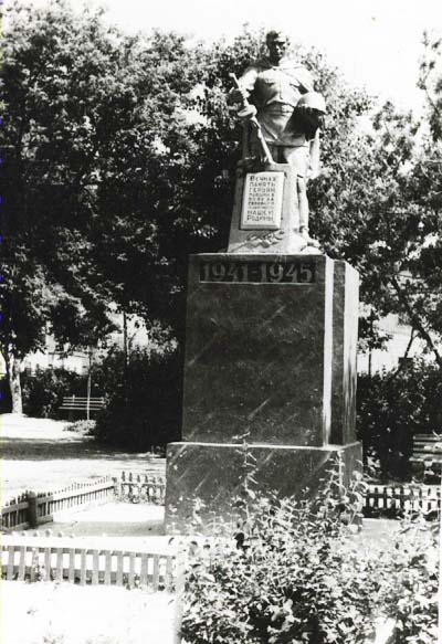 Памятник погибшим войнам.<br> Теперь на этом месте монумент <br>Льговским молодогвардейцам.