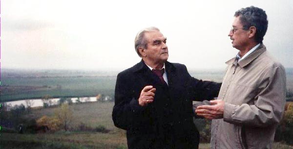 Ю.А.Бугров и М.С.Лагутич на месте бывшей 6-й сторожи.