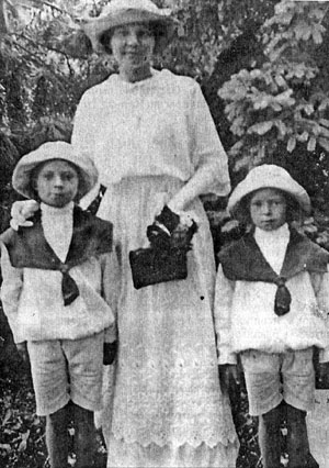 Сережа Романовский (справа) с мамой и братом. Фото 1914 г.