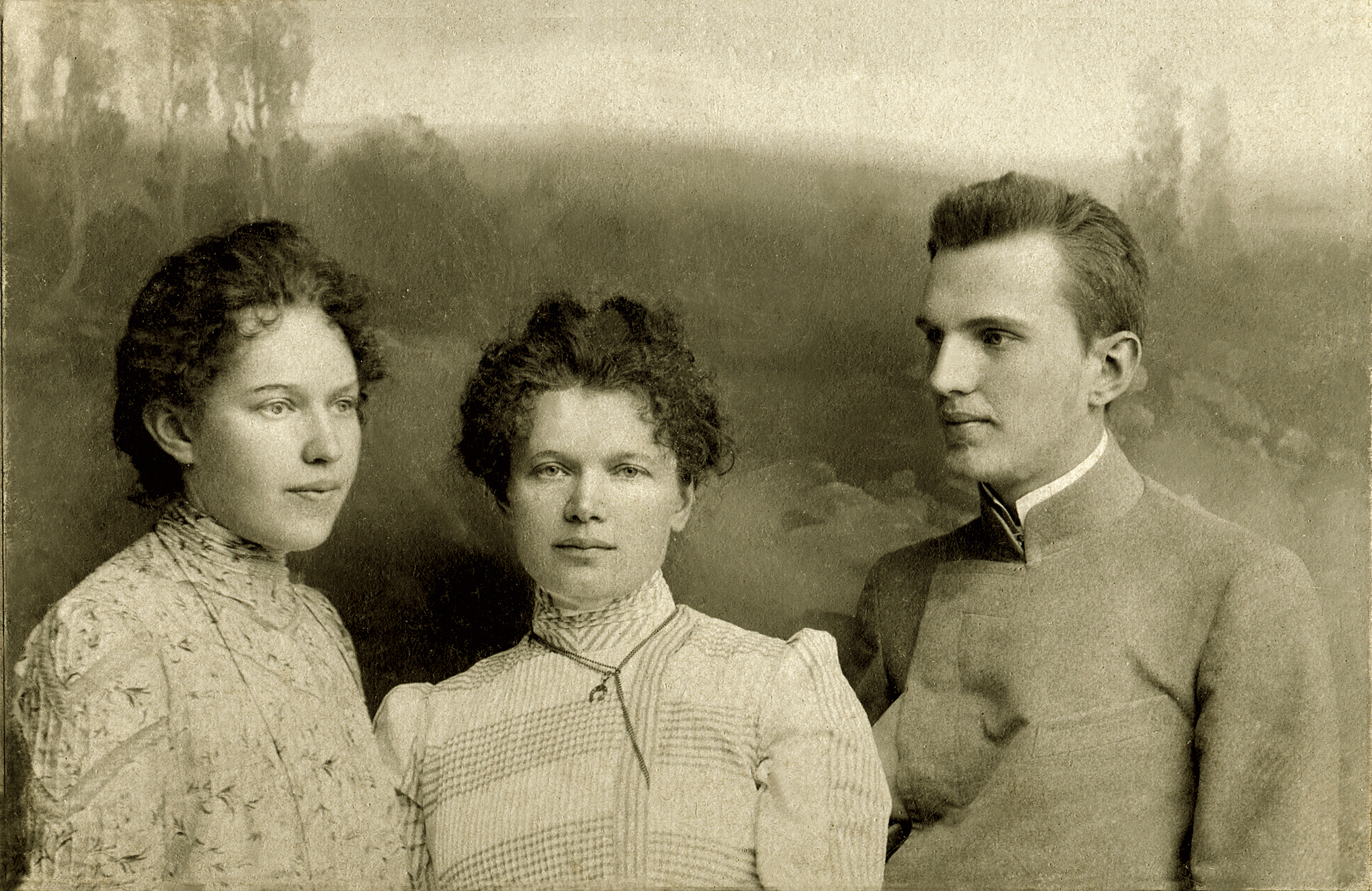 Евгения, Аделаида и Владимир Герцык 1900 год.